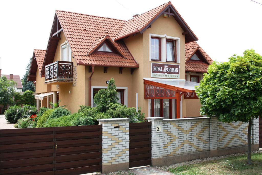Royal Apartman Hajduszoboszlo Bagian luar foto