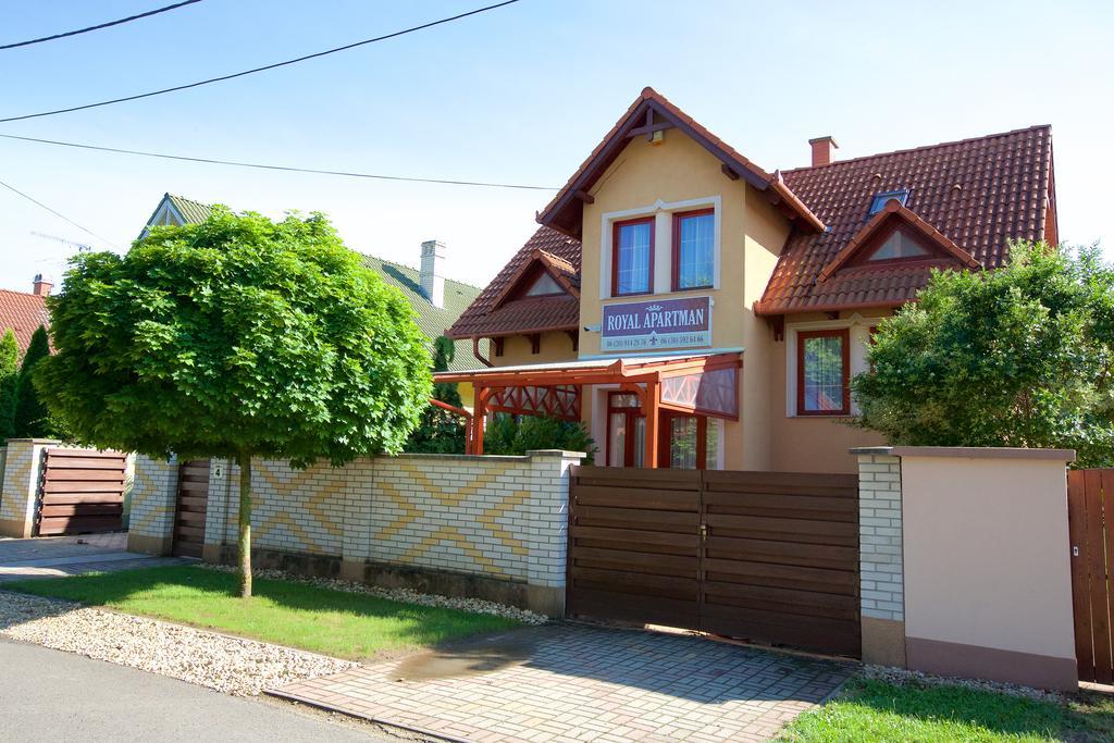 Royal Apartman Hajduszoboszlo Bagian luar foto