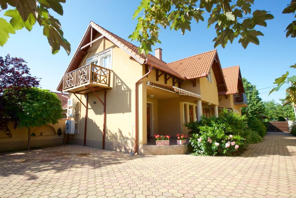 Royal Apartman Hajduszoboszlo Bagian luar foto