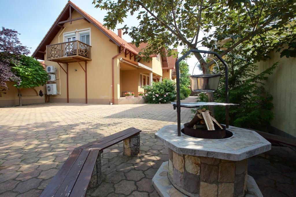 Royal Apartman Hajduszoboszlo Bagian luar foto